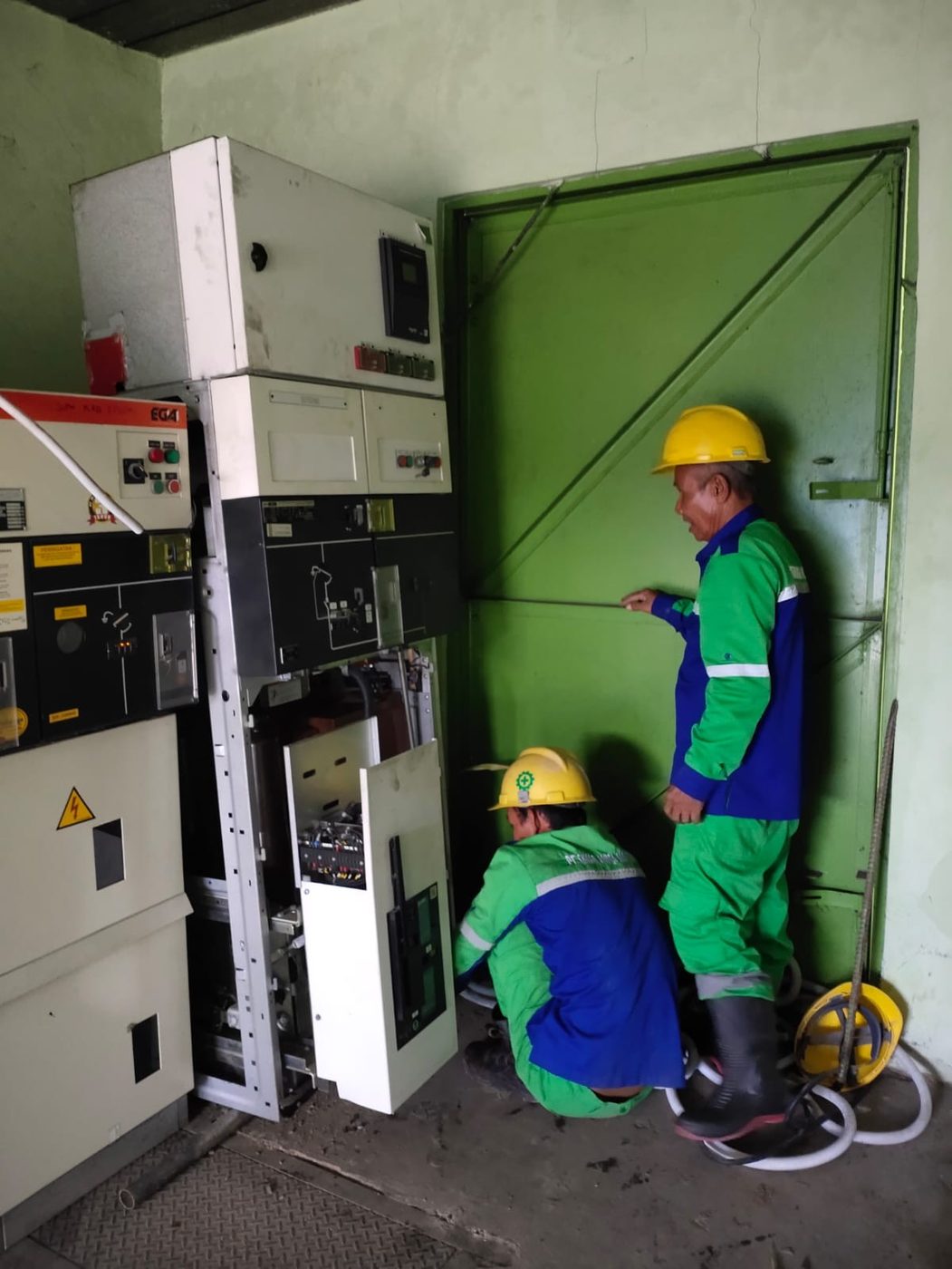 Tim PT Sinar Anisa Mandiri memeriksa gardu tembok